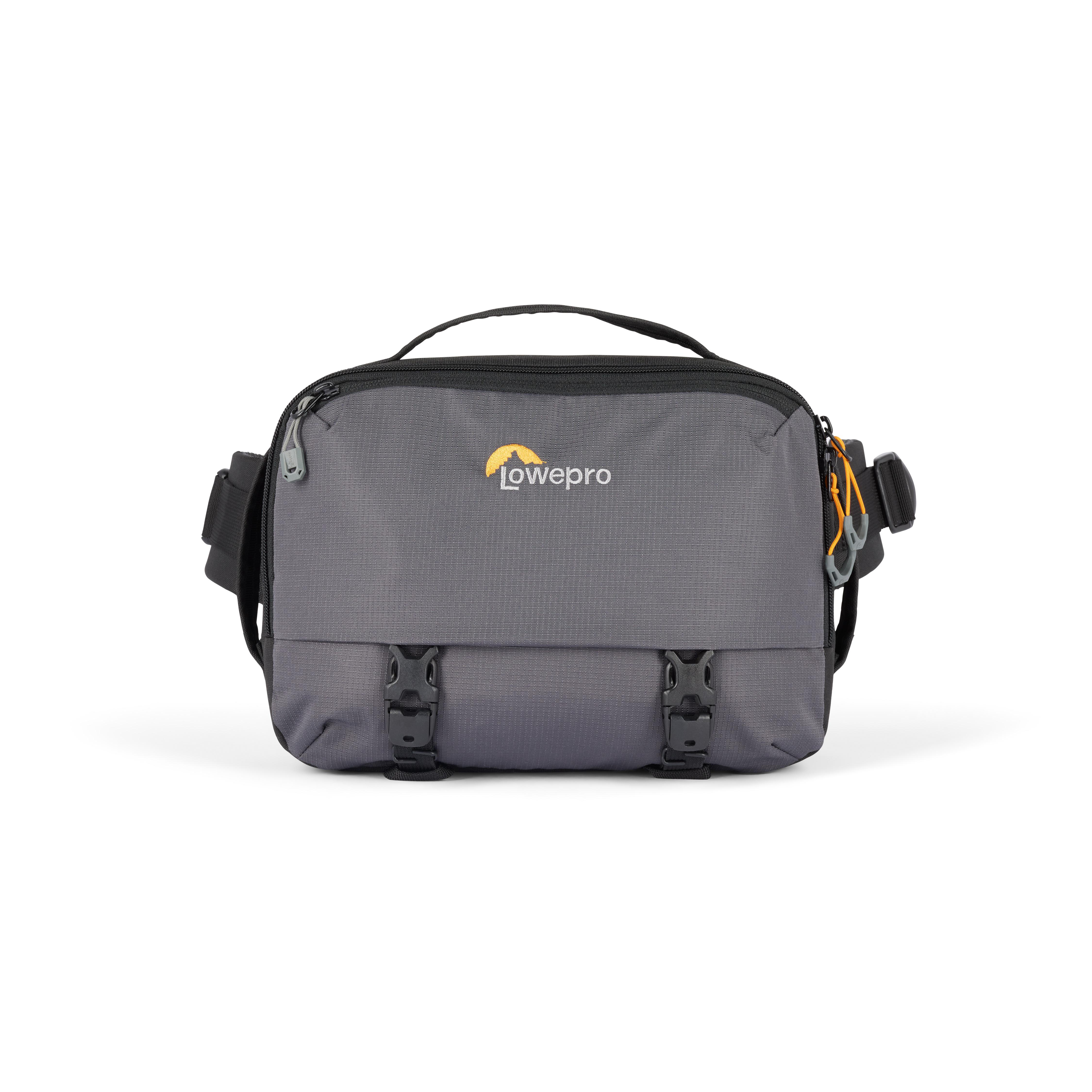 Eine graue Lowepro Kameratasche mit schwarzem Gurt und Logo auf der Vorderseite.