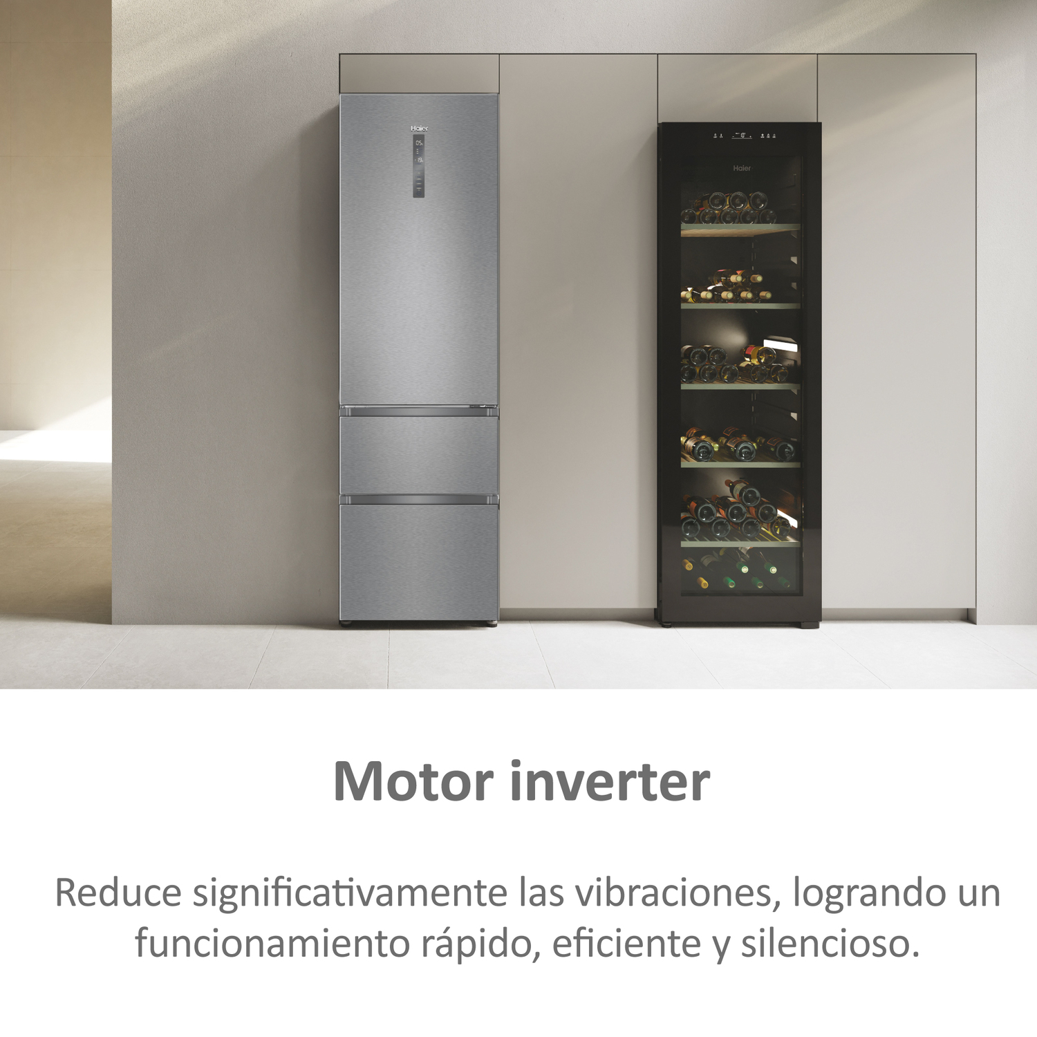 Un frigorífico de acero inoxidable y una vinoteca negra, juntos.