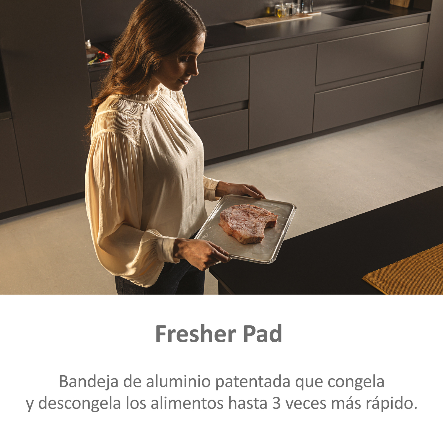 Mujer en cocina con bandeja de bistec. Texto: Fresher Pad, bandeja de aluminio patentada.
