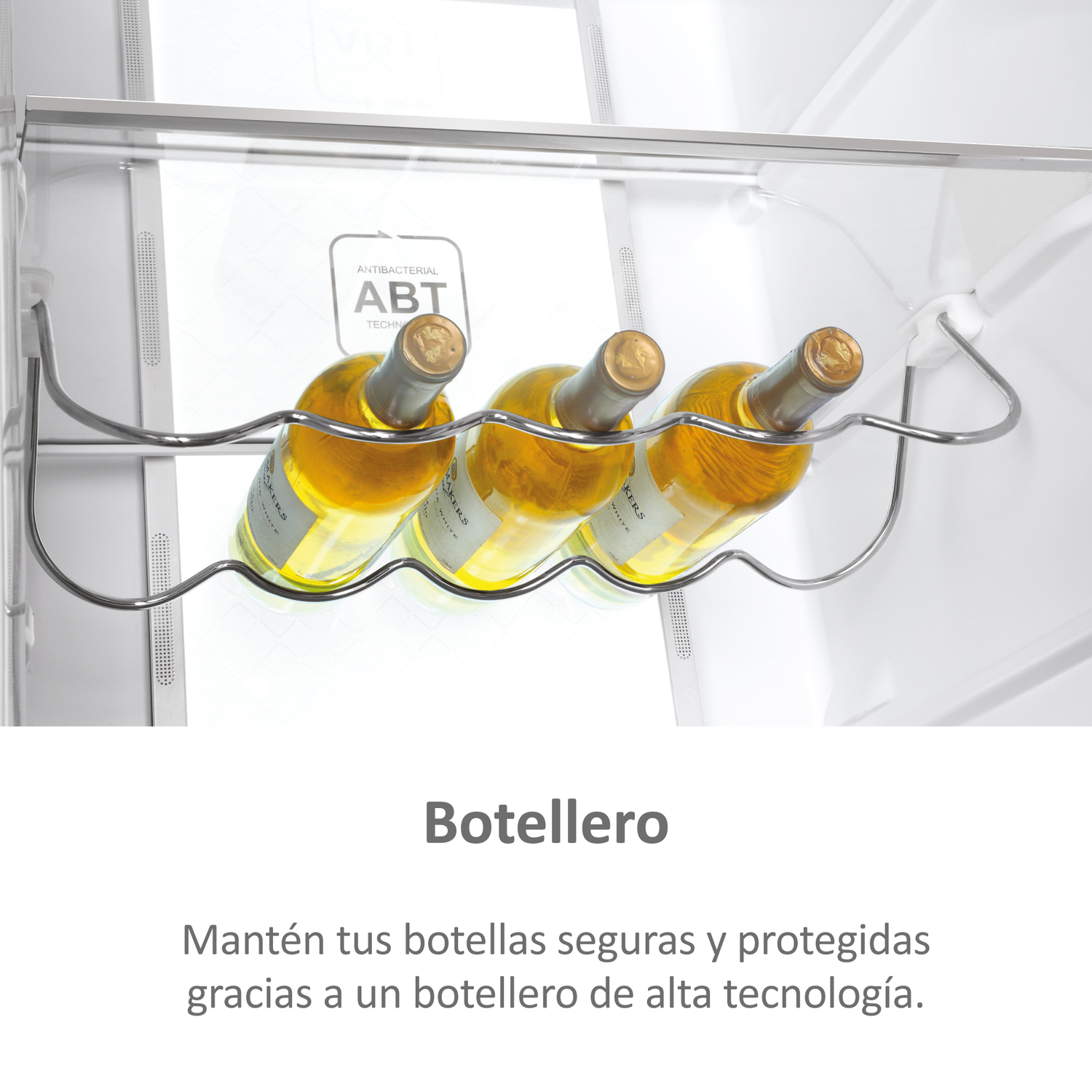 Tres botellas de vino en un estante de metal dentro de un refrigerador.