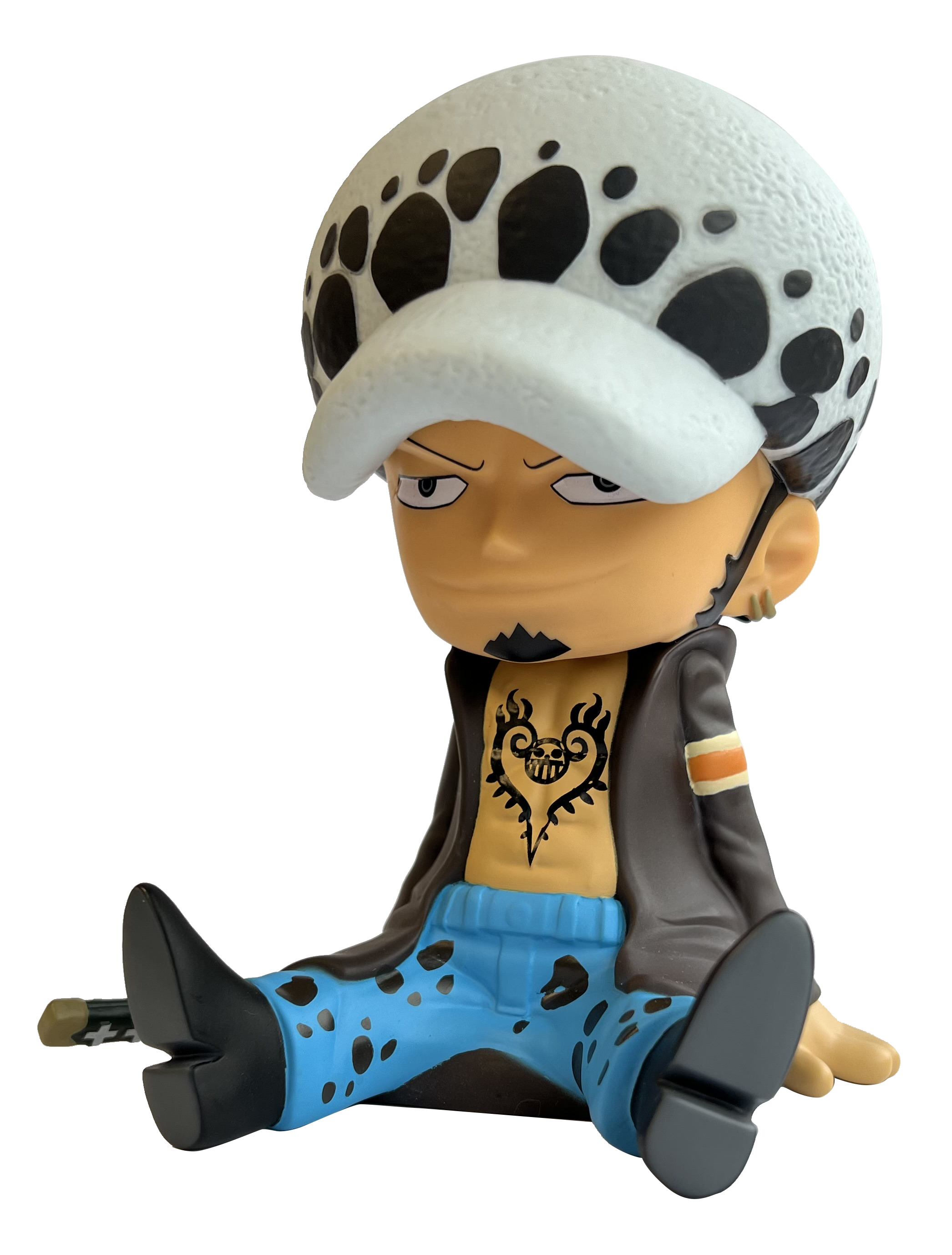 Anime-Figur. Eine Figur mit Hut und schwarzem Mantel. Die Figur sitzt.