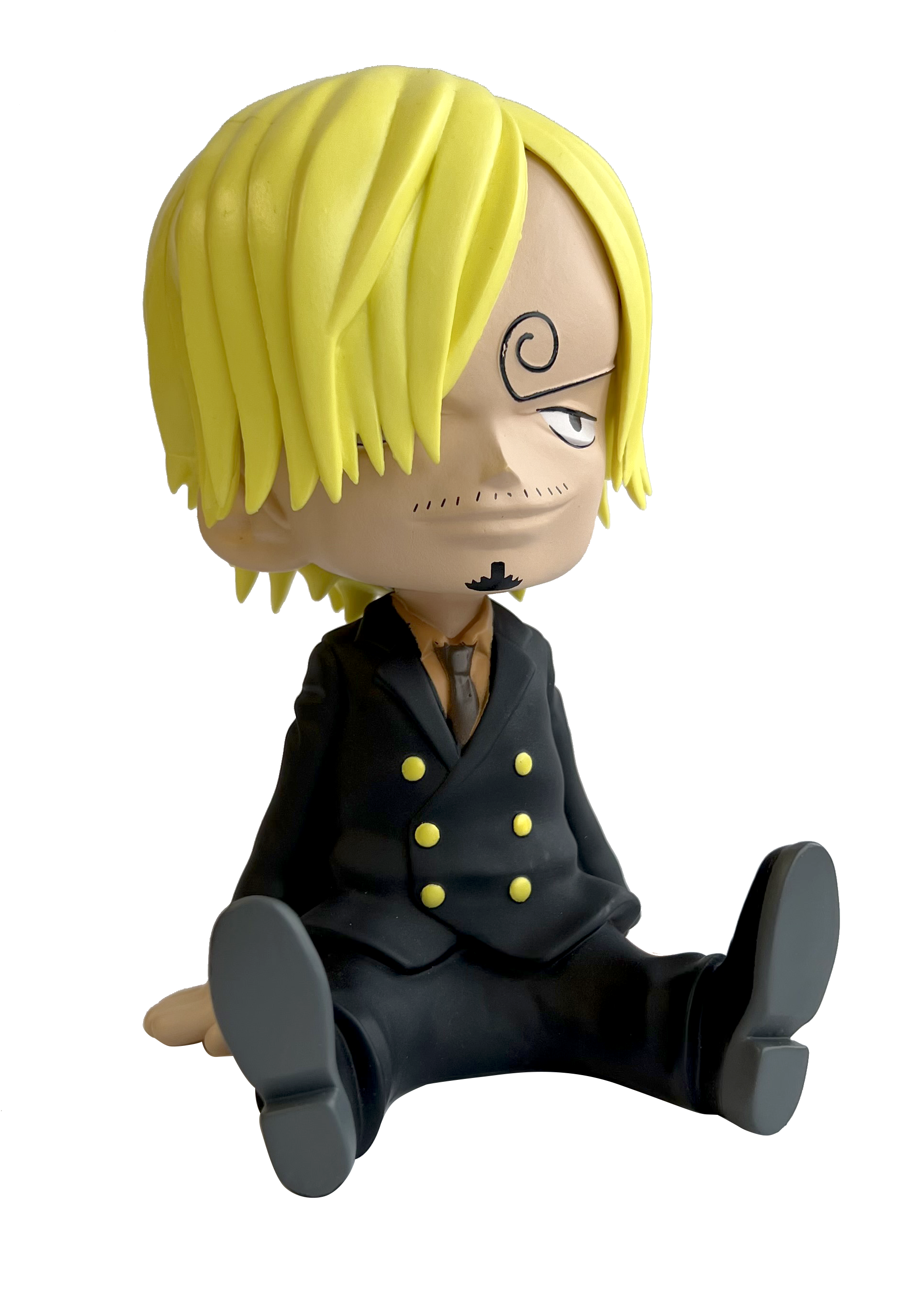 Sanji-Figur aus One Piece. Er trägt einen Anzug, sitzt mit verschränkten Beinen und hat blondes Haar.