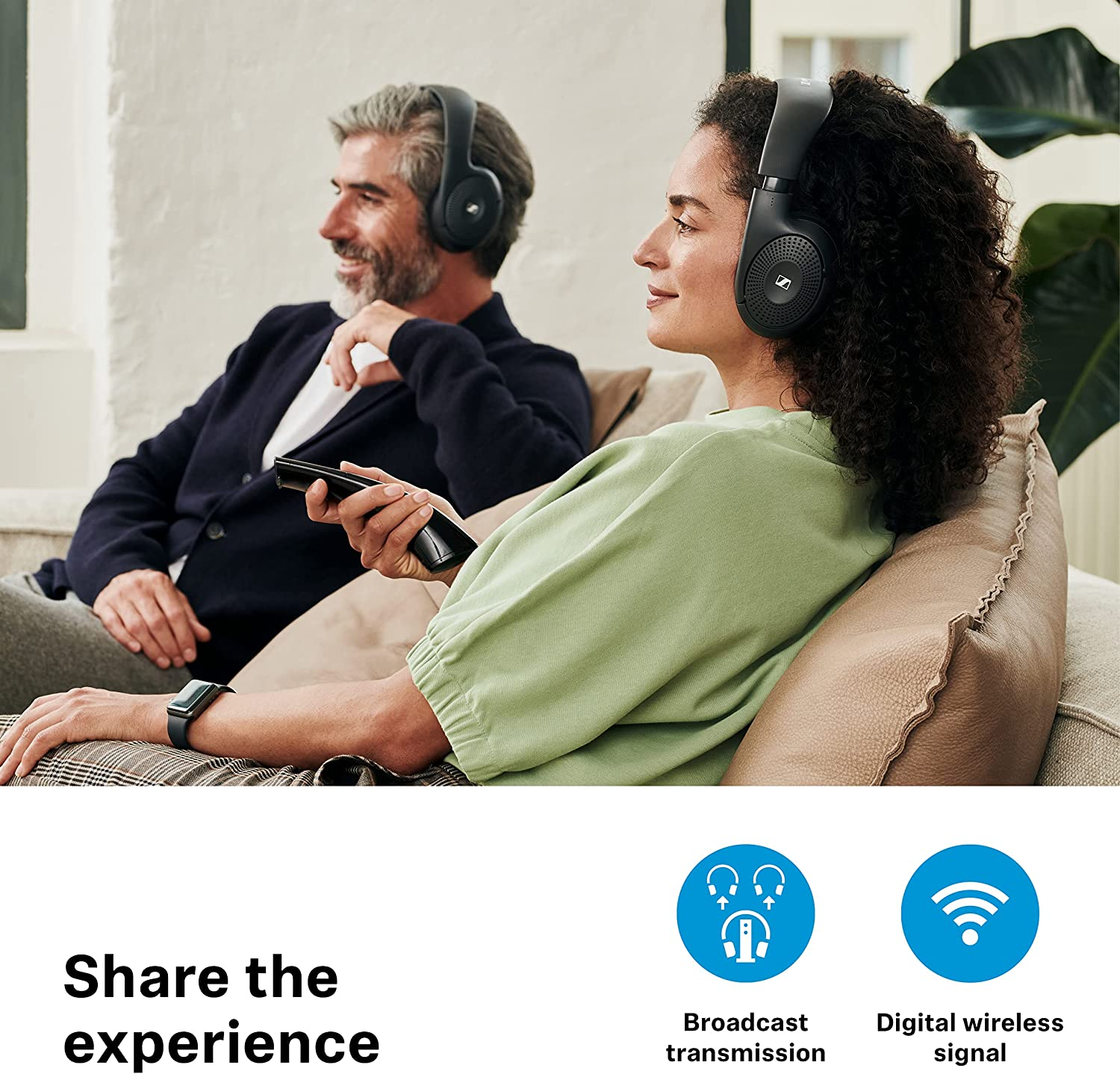 Dos personas usando auriculares, compartiendo la transmisión.