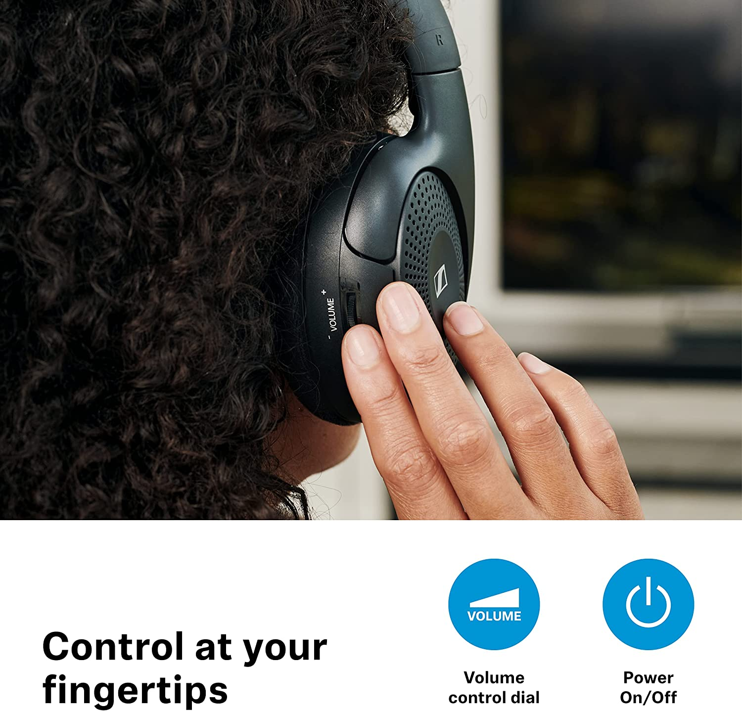 Una persona usando auriculares ajustando el volumen con su dedo.