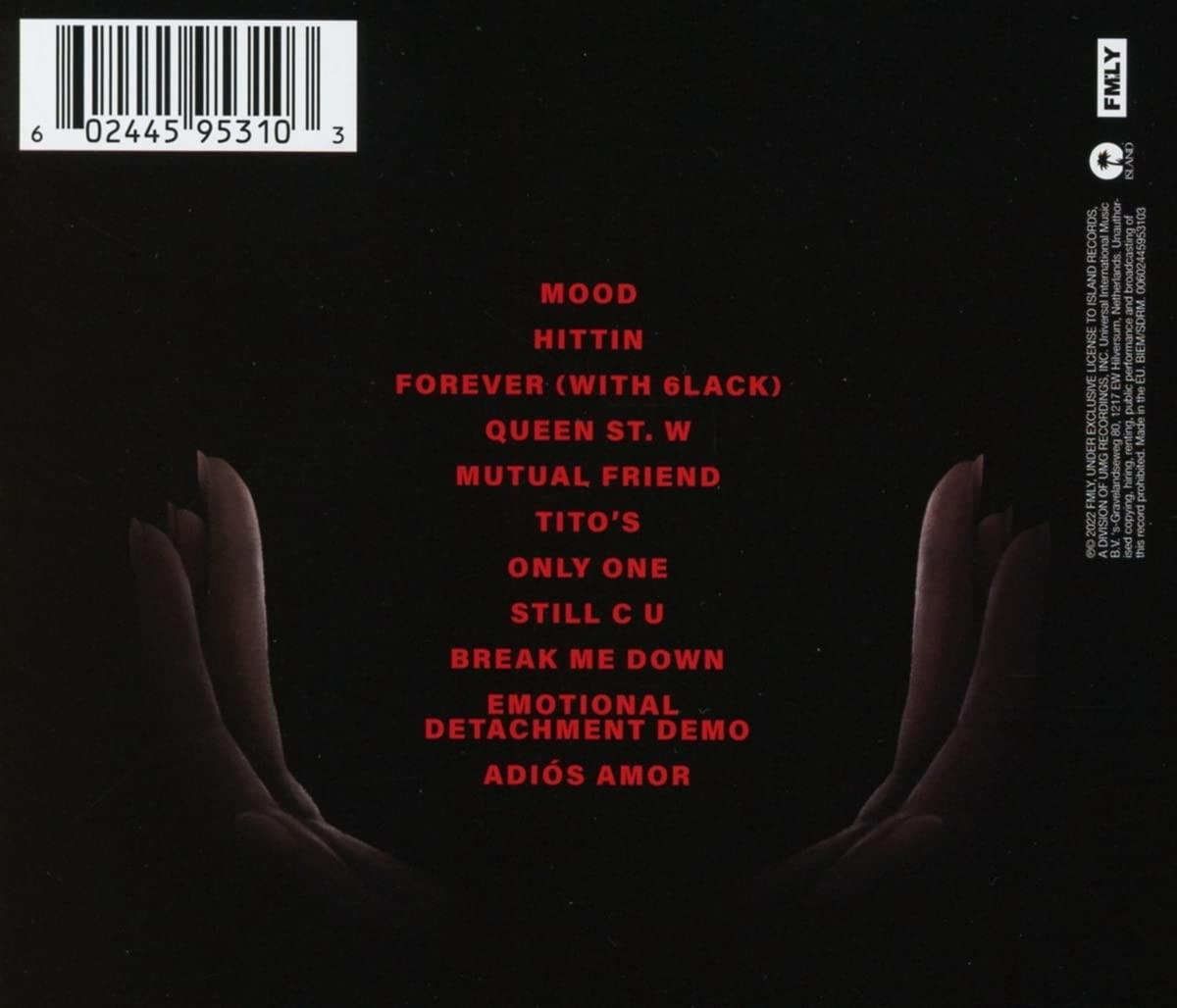 Rückseite einer CD-Hülle mit Songtiteln in Rot und Händen im Hintergrund.