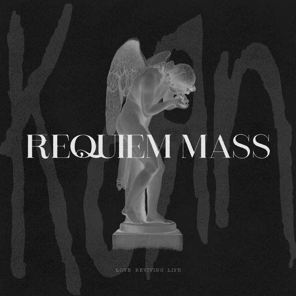 Albumhoes, een grijswaardenafbeelding van een standbeeld van een engel. Titel: Requiem Mass.