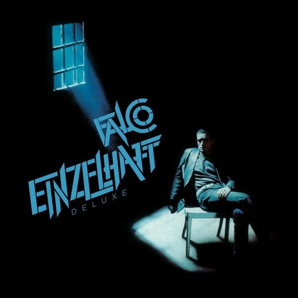 Albumcover mit einem Mann im Rampenlicht, blauem Text und einem Fenster.