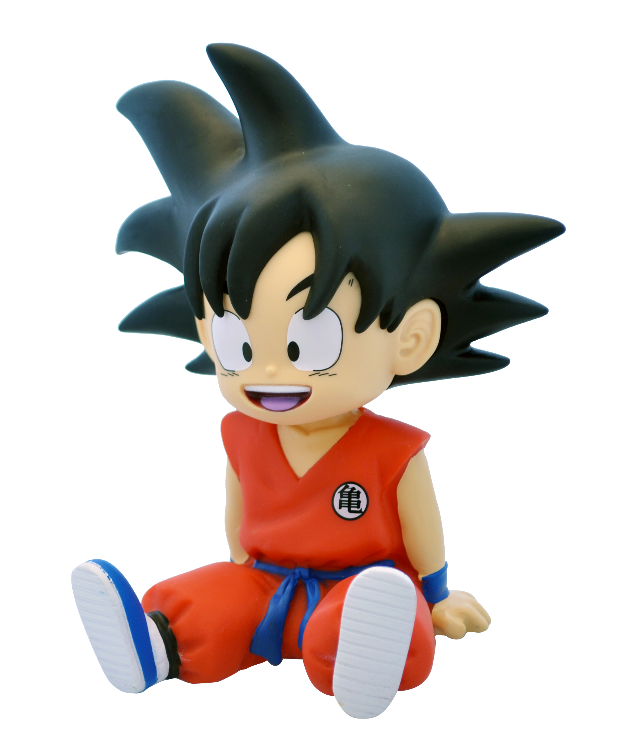 Junge Goku-Figur in orange-blauem Outfit, sitzt lächelnd. Schwarzer Hintergrund.