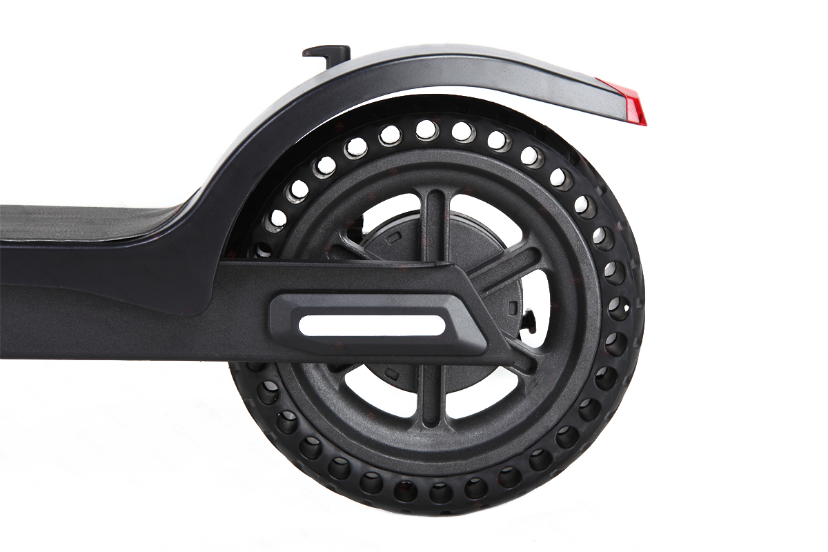 Elektrikli bir scooter tekerleğinin yakın çekimi. Arka plan beyazdır.