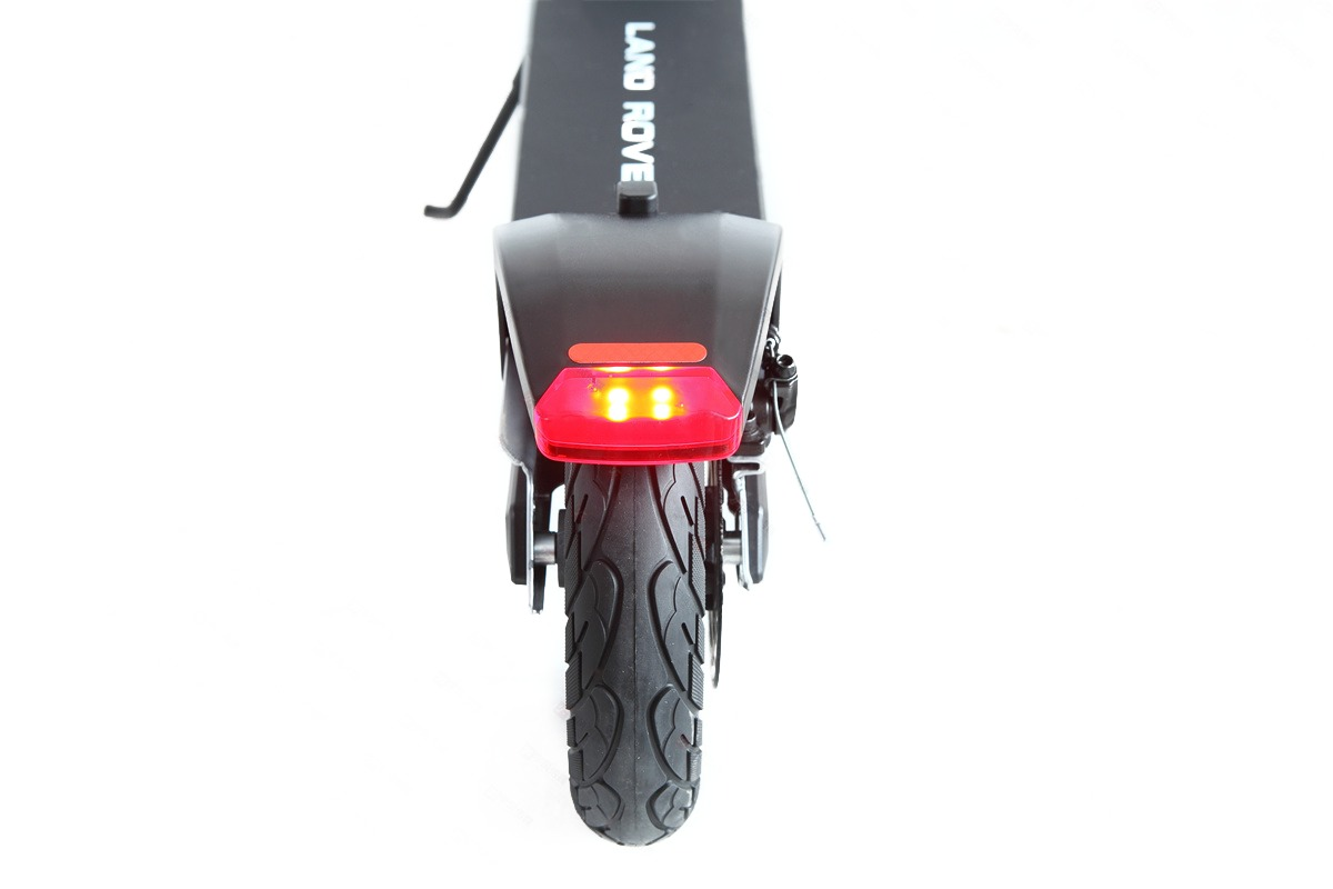 Kırmızı ışıklı ve siyah lastikli siyah bir elektrikli scooter'ın arkası.