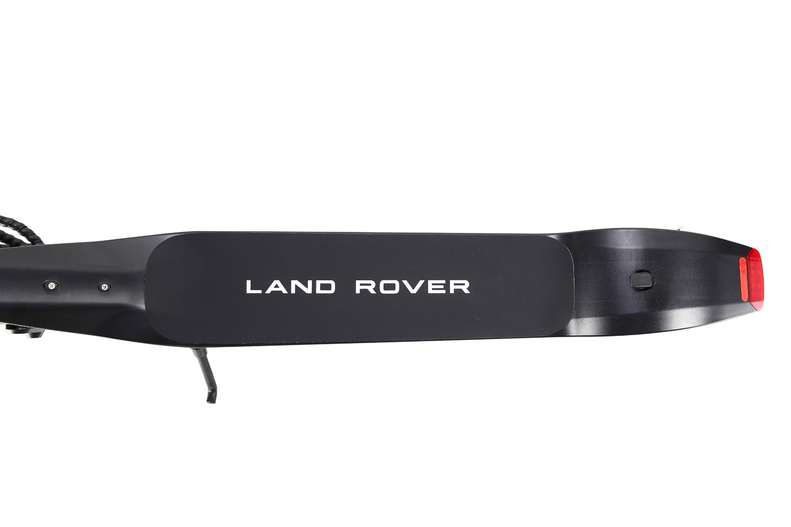 Üzerinde 'LAND ROVER' yazan siyah bir scooter, beyazda izole edilmiş.