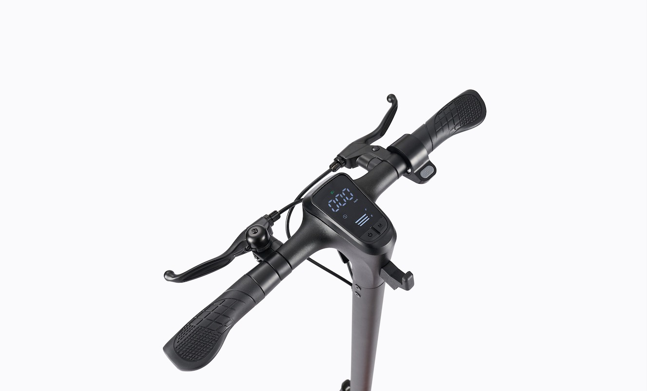 Ekran, fren kolları ve tutacakları olan siyah e-scooter gidonu.