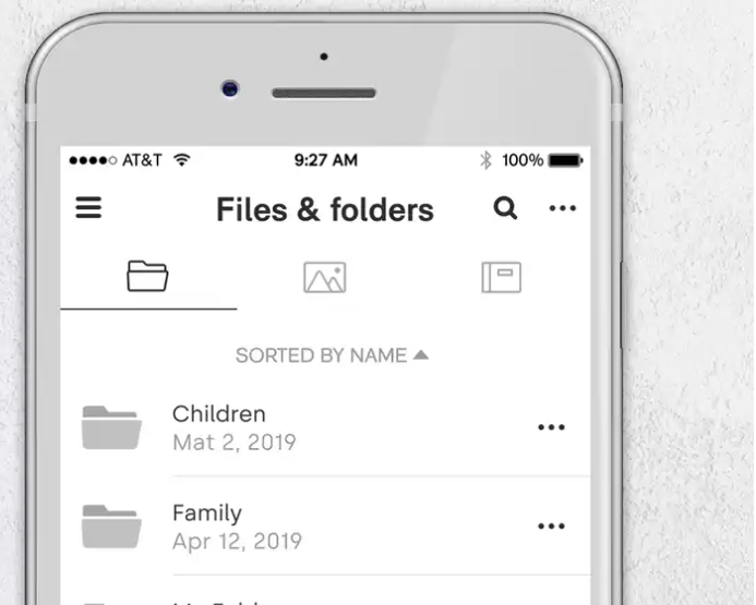 Uno schermo di cellulare che mostra un'interfaccia di gestione file.
