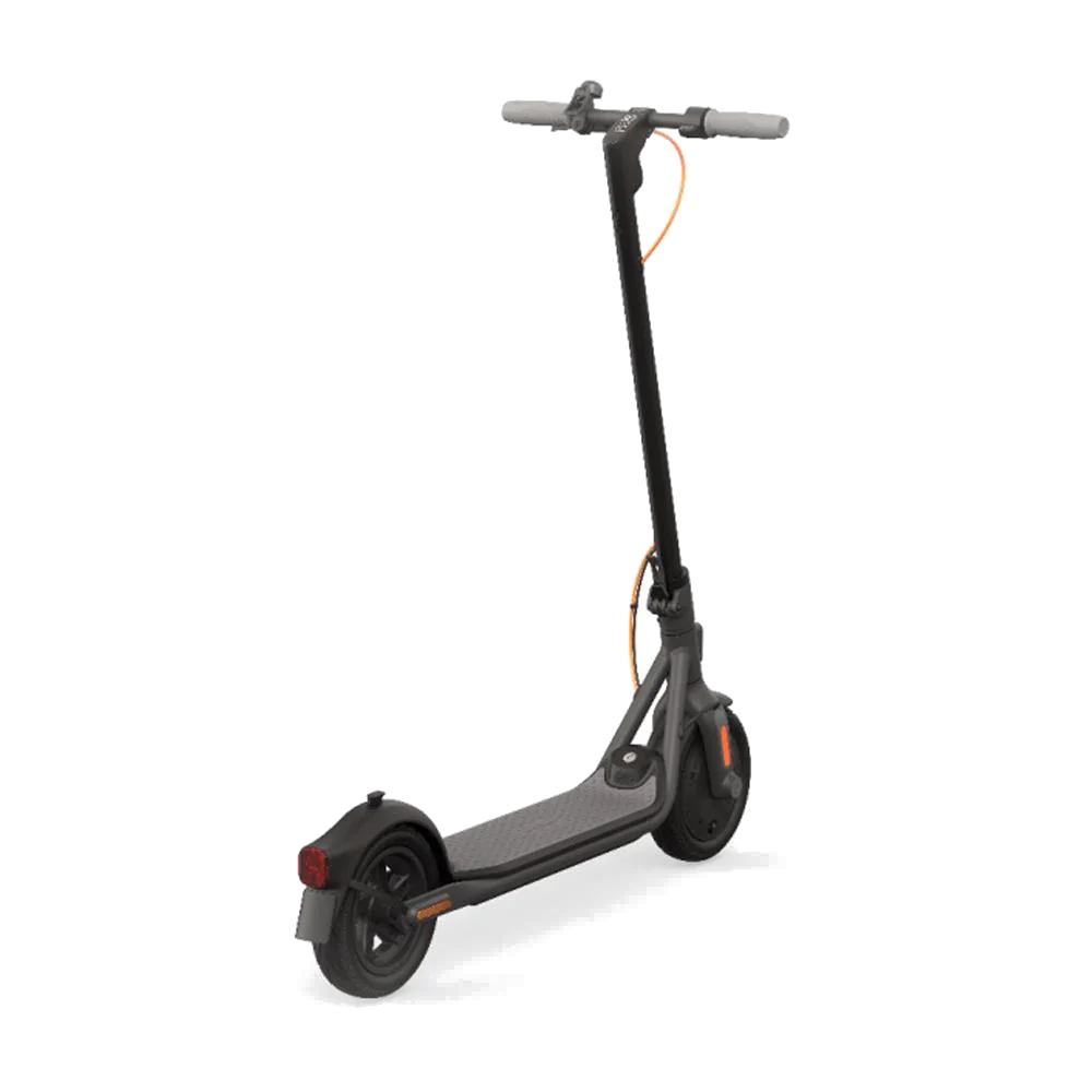 Turuncu kablo detaylı siyah elektrikli scooter, beyaz arka plan üzerinde.