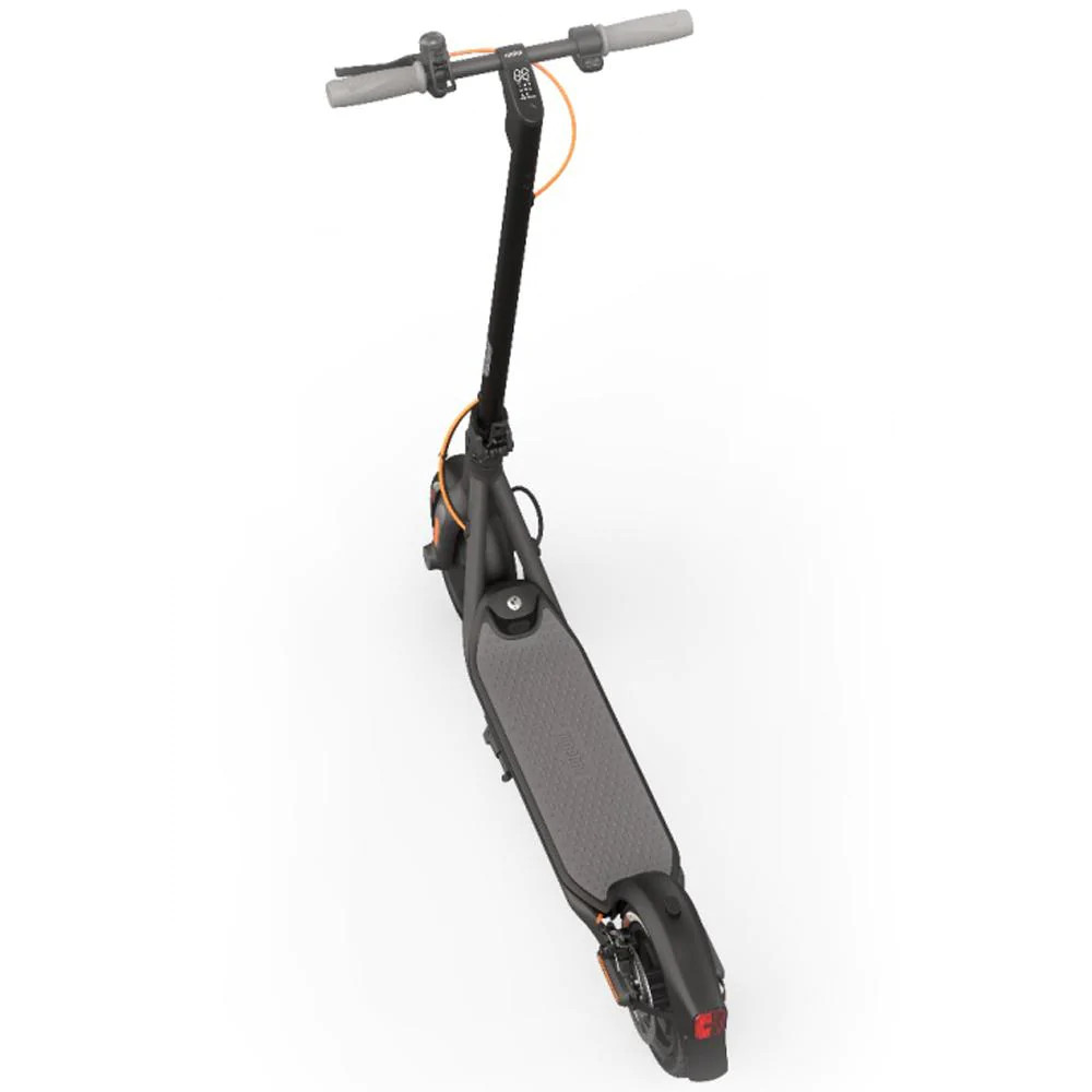 Beyaz zemin üzerinde siyah ve gri elektrikli scooter.