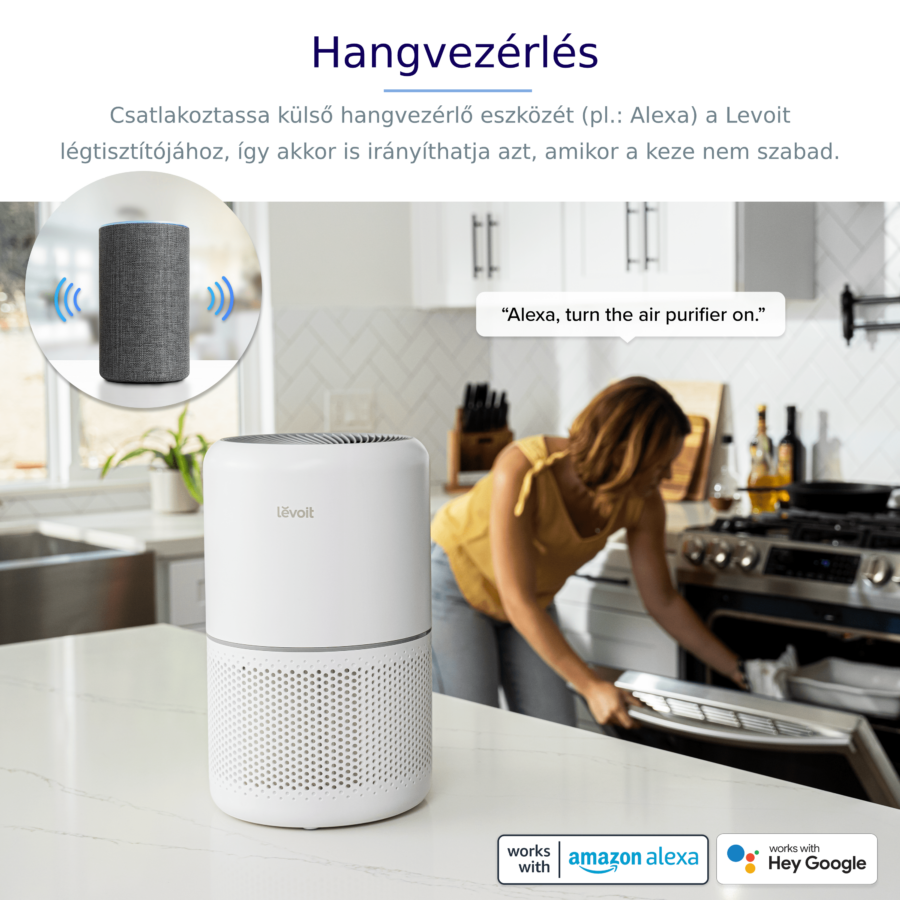 Nő a konyhában légtisztítóval és okoshangszóróval. Szöveg: Hangvezérlés. Alexa és Google Assistant logók.