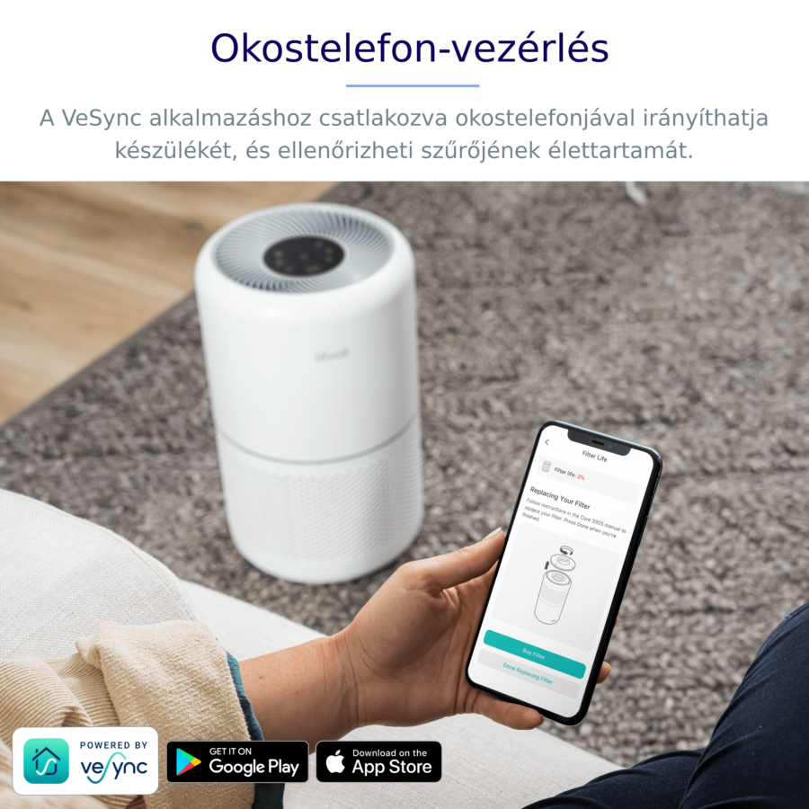 Egy légtisztító egy telefonnal, amely a szűrő élettartamát mutatja. Szöveg magyarul. Kanapé és szőnyeg a háttérben.