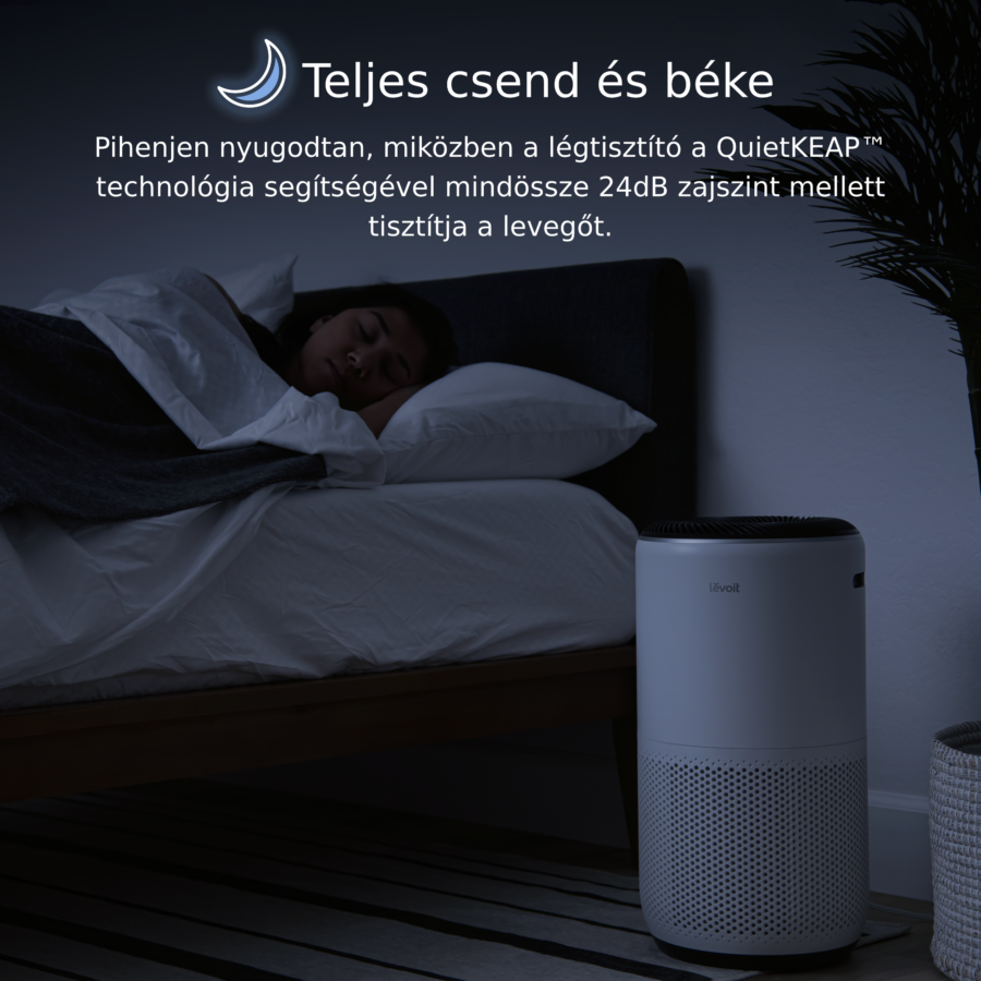 Egy személy alszik egy ágyban egy fehér légtisztítóval. Szöveg: 'Teljes csend és béke'.