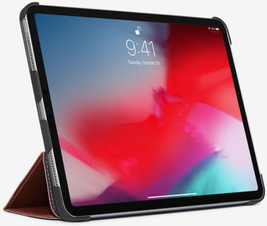 Un iPad Pro dans un étui, incliné, affichant un écran coloré avec l'heure 9h41.