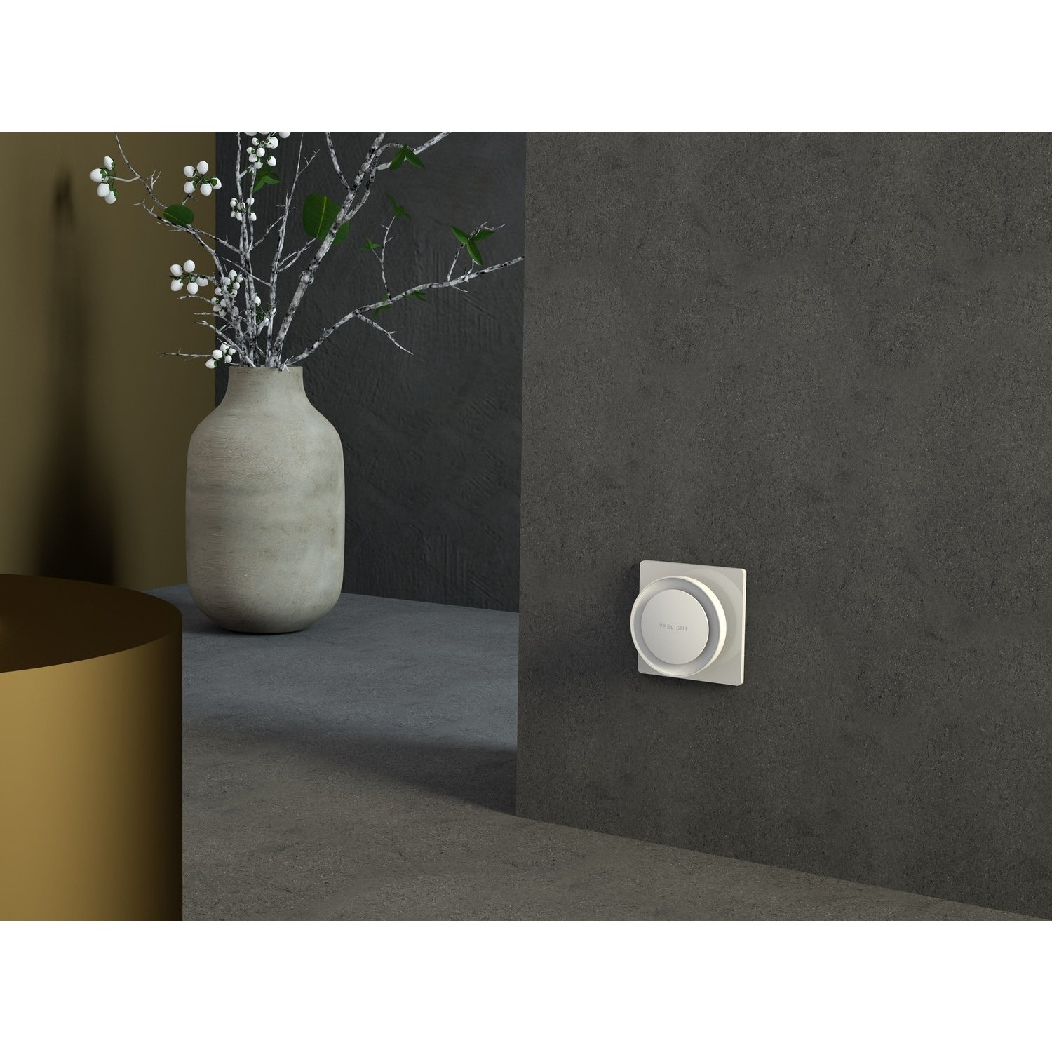 Vazo ve duvara monte akıllı ev cihazıyla modern minimalist dekor.