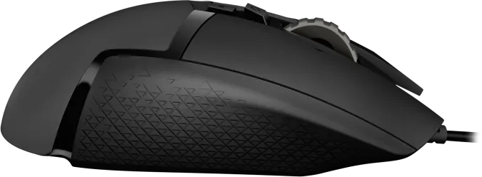 Fekete gamer egér texturált fogással és görgetőkerékkel, oldalnézetből.