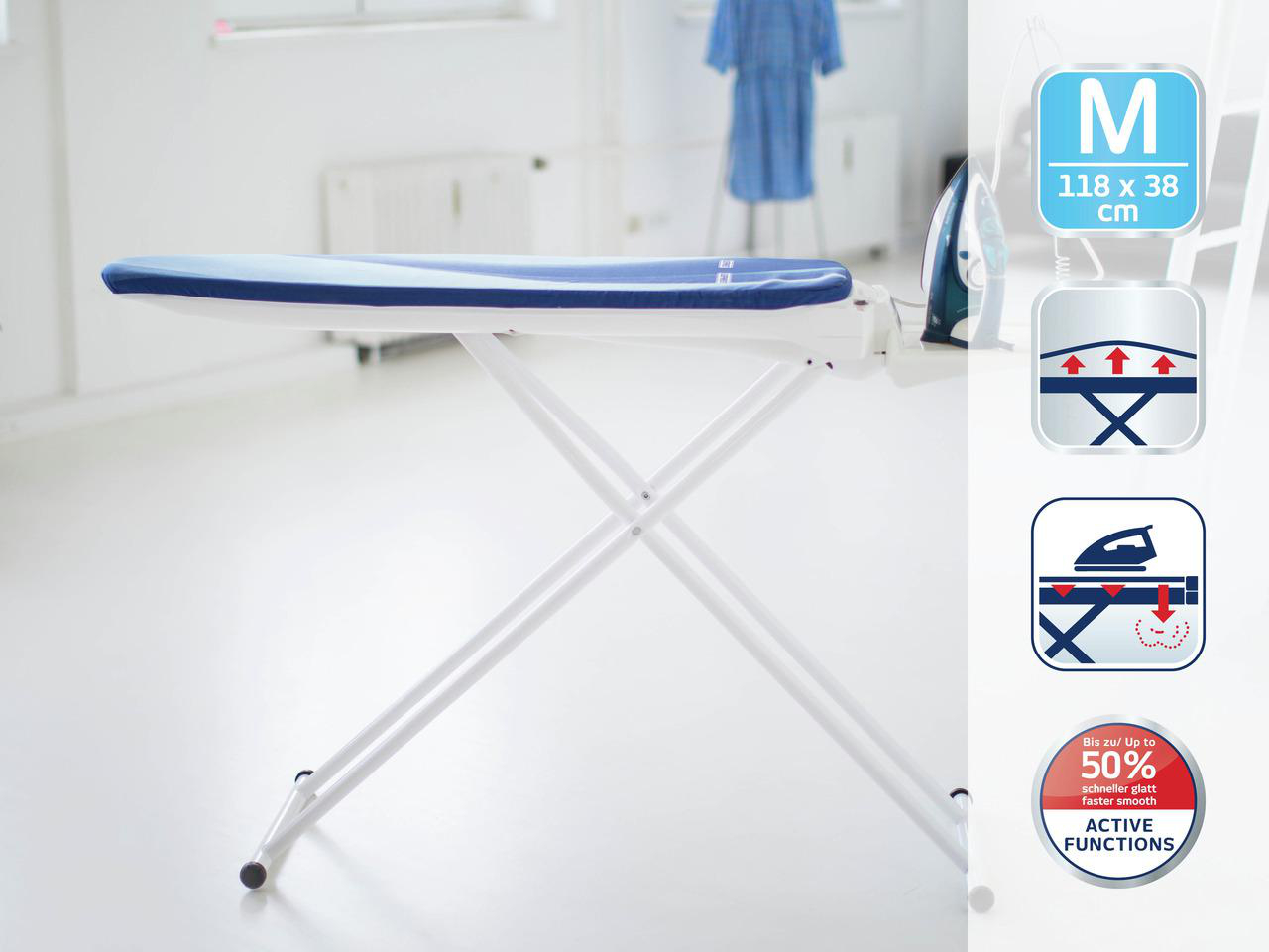 Bügelbrett mit blauem Bezug. Weiße Beine. Symbole für aktive Funktionen und schnelleres Bügeln.