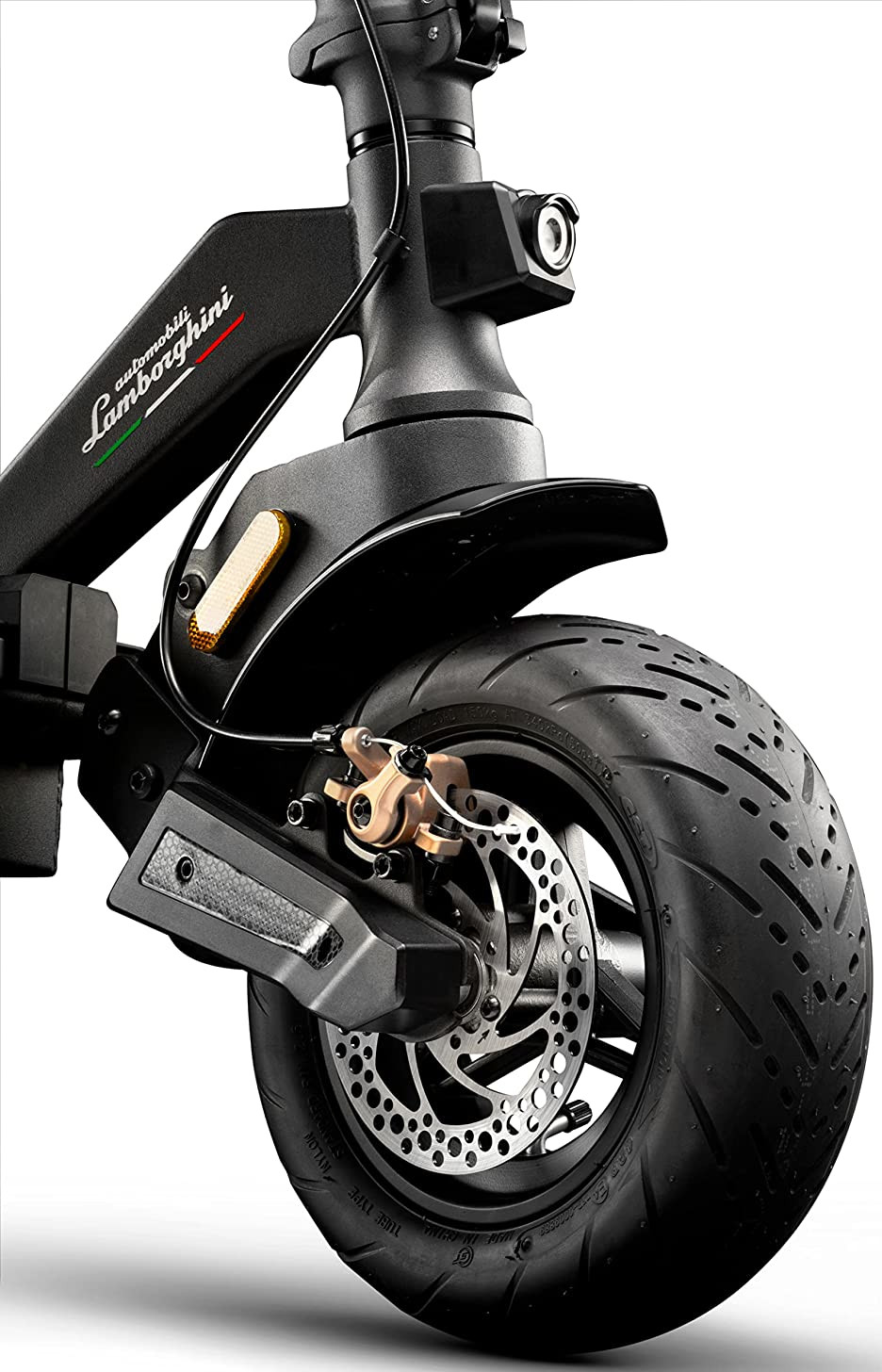 Gros plan sur une roue de scooter Lamborghini noire avec freins à disque.