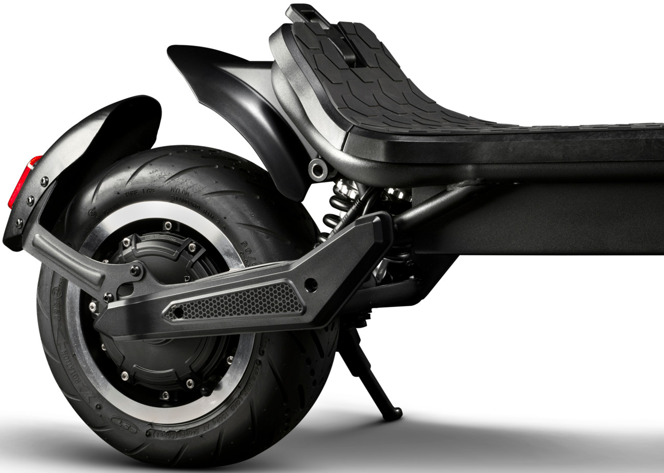 Gros plan sur la roue arrière et la suspension d'une trottinette électrique noire.