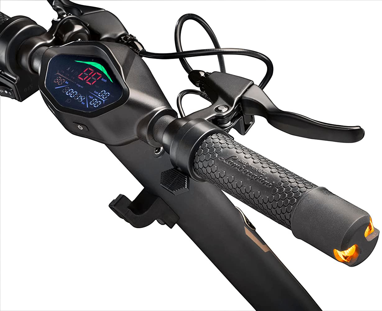 Gros plan sur le guidon noir d'une trottinette électrique. Un affichage montre la vitesse. Un frein à main est à droite.