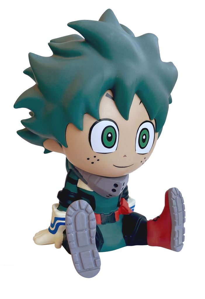 Anime-Figur von Deku. Sitzt mit verschränkten Beinen. Grüne Haare, grün-graues Outfit. Weißer Hintergrund.