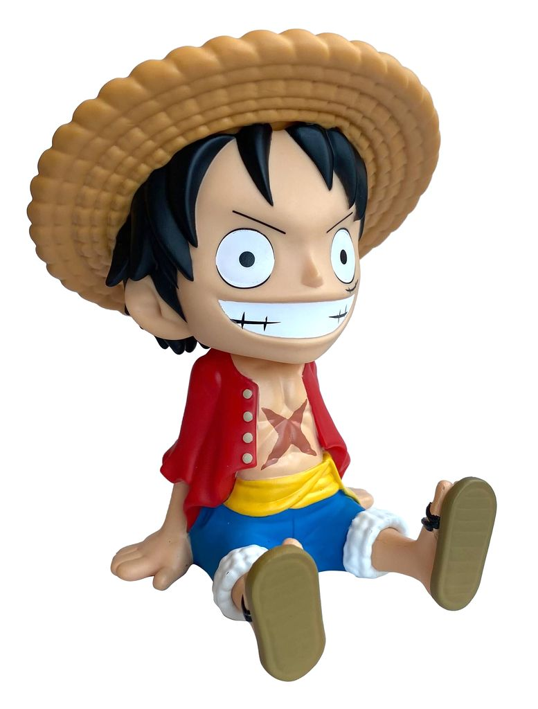 Luffy One Piece Figur sitzt, Strohhut, rotes Hemd, blaue Shorts. Weißer Hintergrund.
