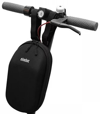 Guidon de scooter noir avec un sac attaché.