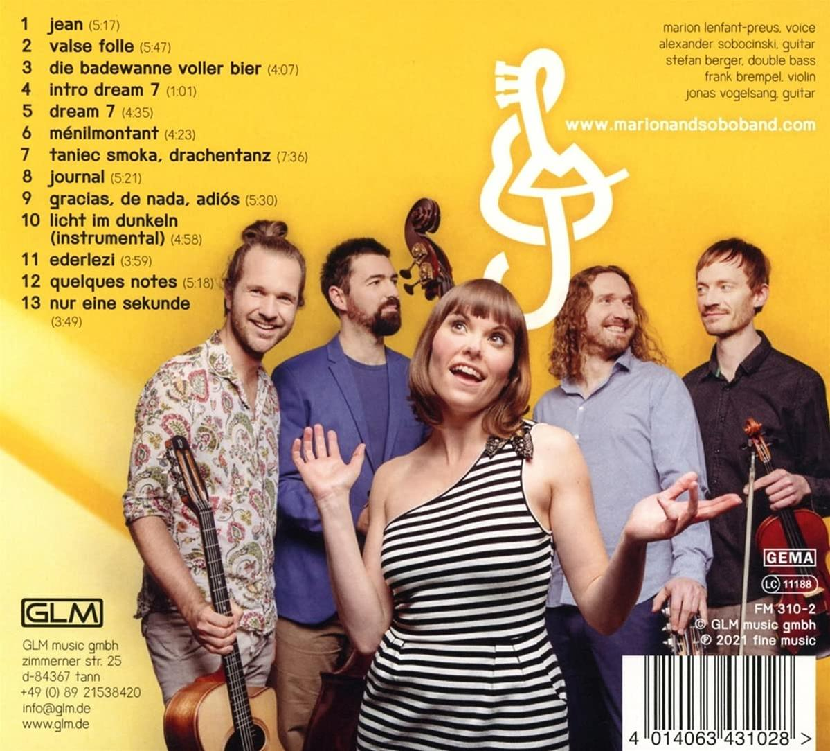 Die Band Marion & Sobo Band posiert, mit dem Albumcover im Hintergrund. Das Cover zeigt die Titelliste.