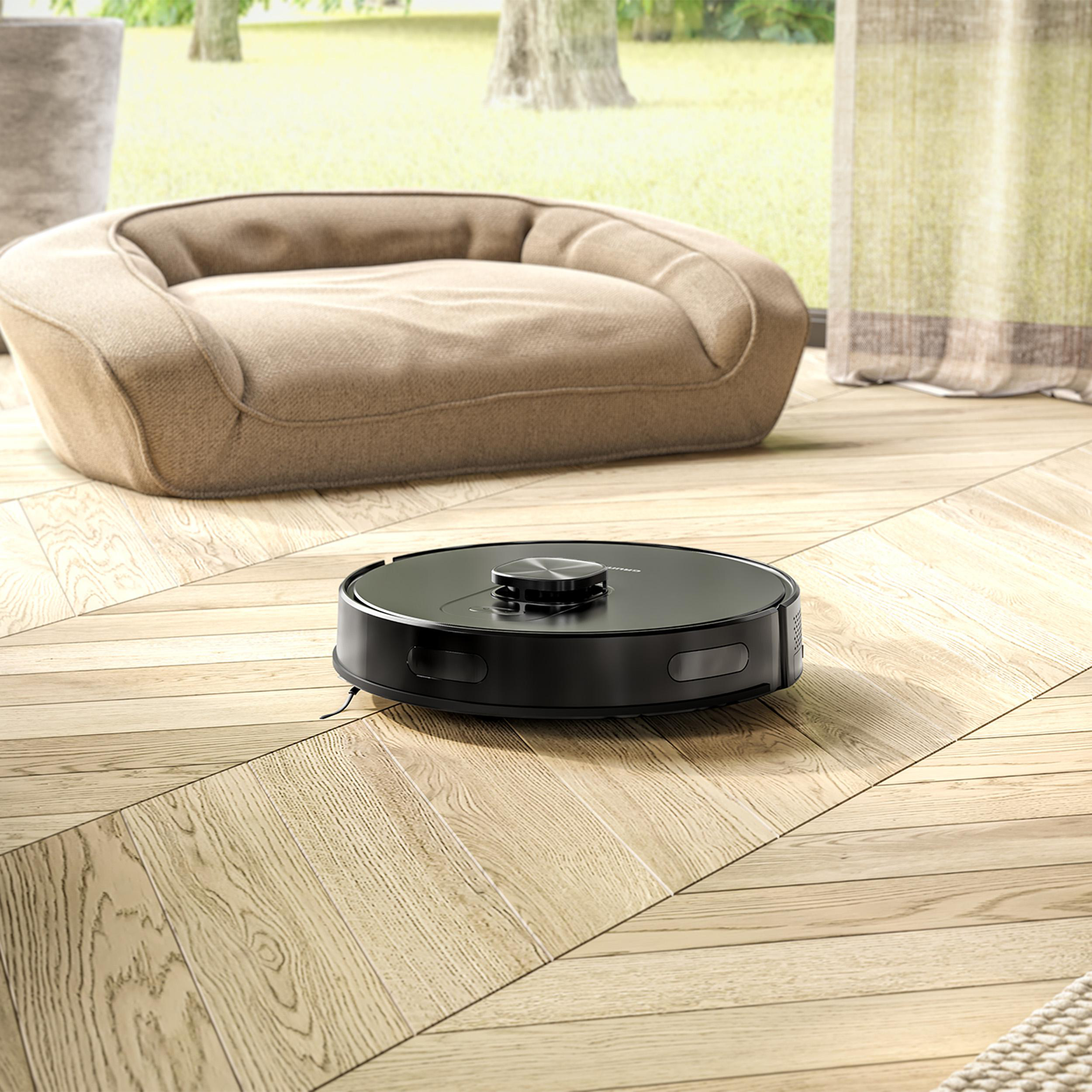 Ein weißes und roségoldenes Braun FaceSpa Pro mit Zubehör und einem Frauengesicht.