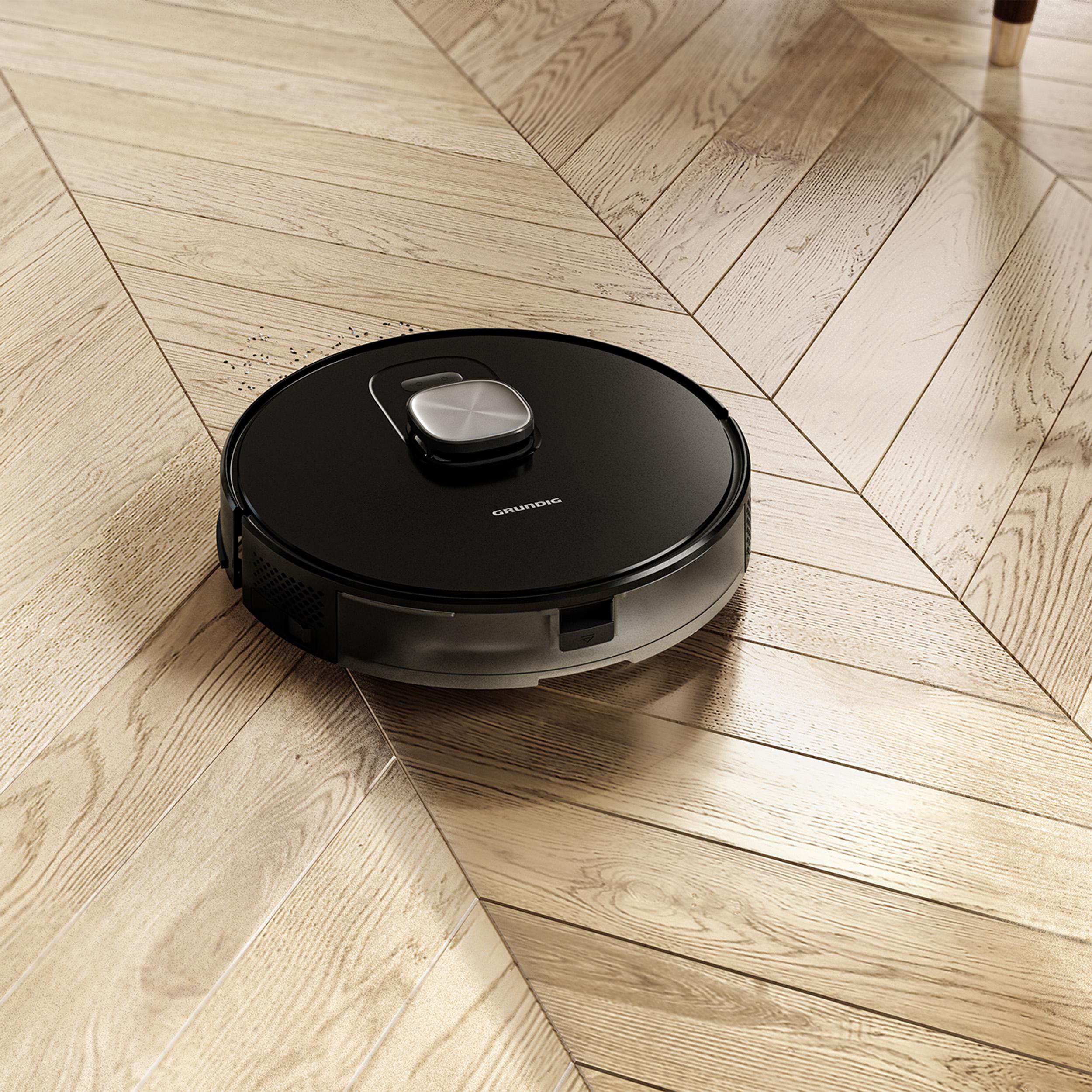 Ein Mann und eine Frau vor einem offenen Kühlschrank.