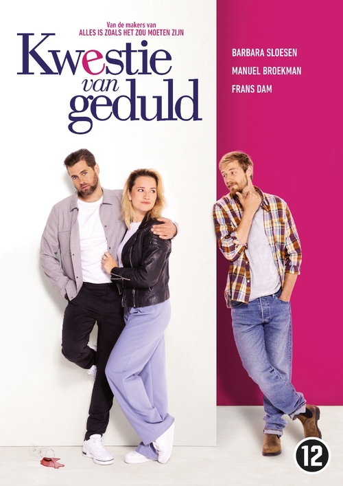 Filmposter: Twee mensen die elkaar omhelzen op een witte muur, een andere man kijkt, met een roze achtergrond.