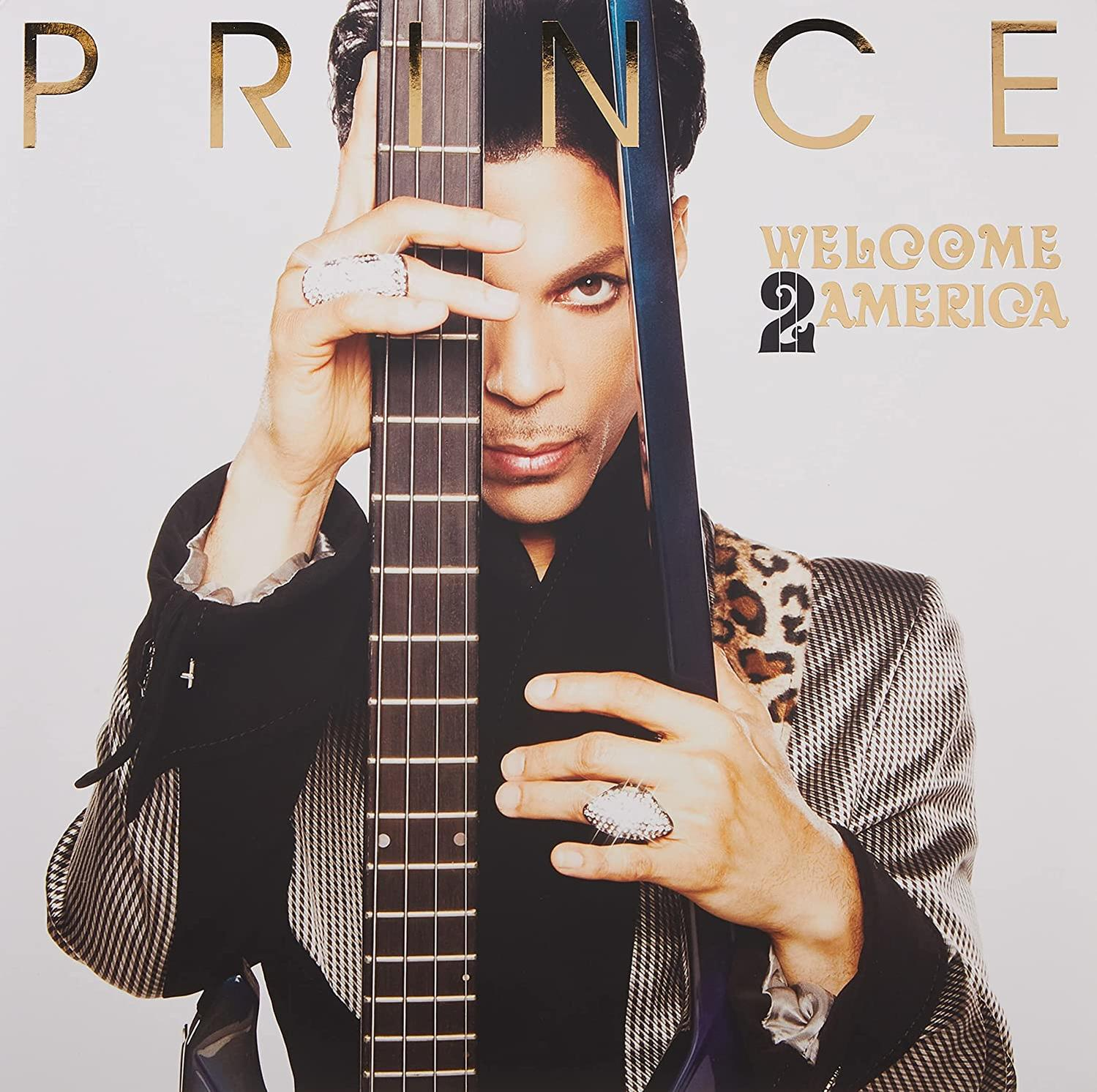 Prince Albumcover, hält eine Gitarre. Der Albumtitel lautet 'Welcome 2 America'.