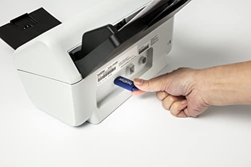 Mano insertando una unidad USB azul en una impresora blanca y gris.