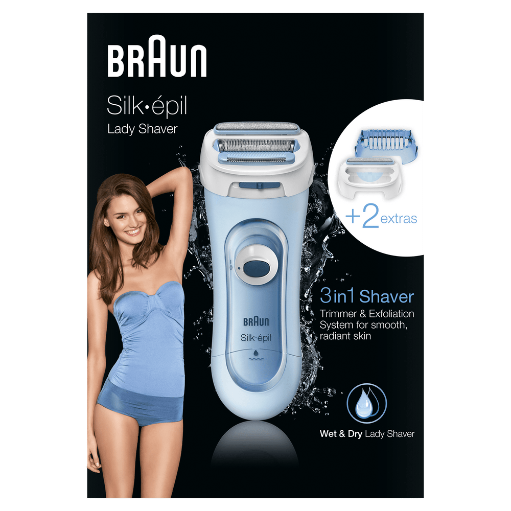 Una mujer modelando una afeitadora para mujer azul con una cuchilla extra.