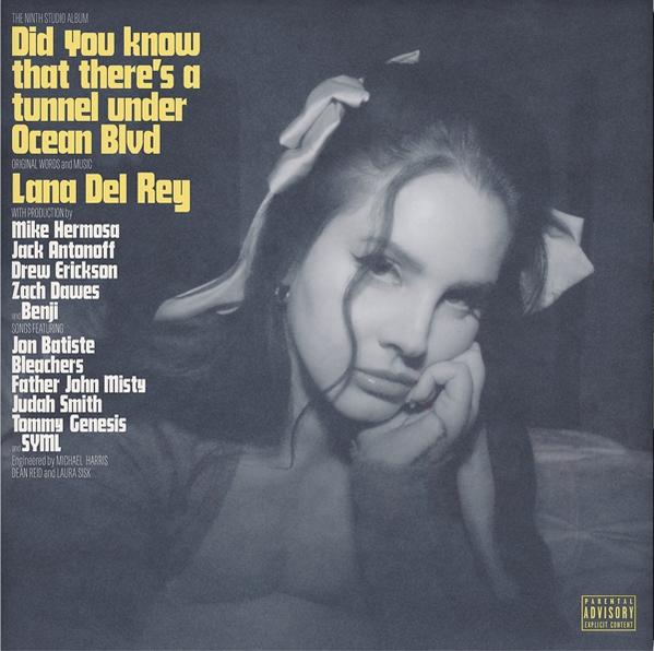 Lana Del Rey album borító. Oldalnézetben az arc, album címével és közreműködőkkel. Sötét háttér.