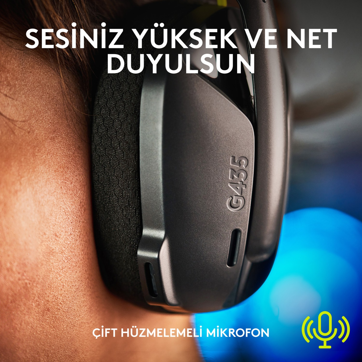 "SESİNİZ YÜKSEK VE NET DUYULSUN" yazılı siyah kulaklıkların yakın çekimi. Bir mikrofon simgesi.