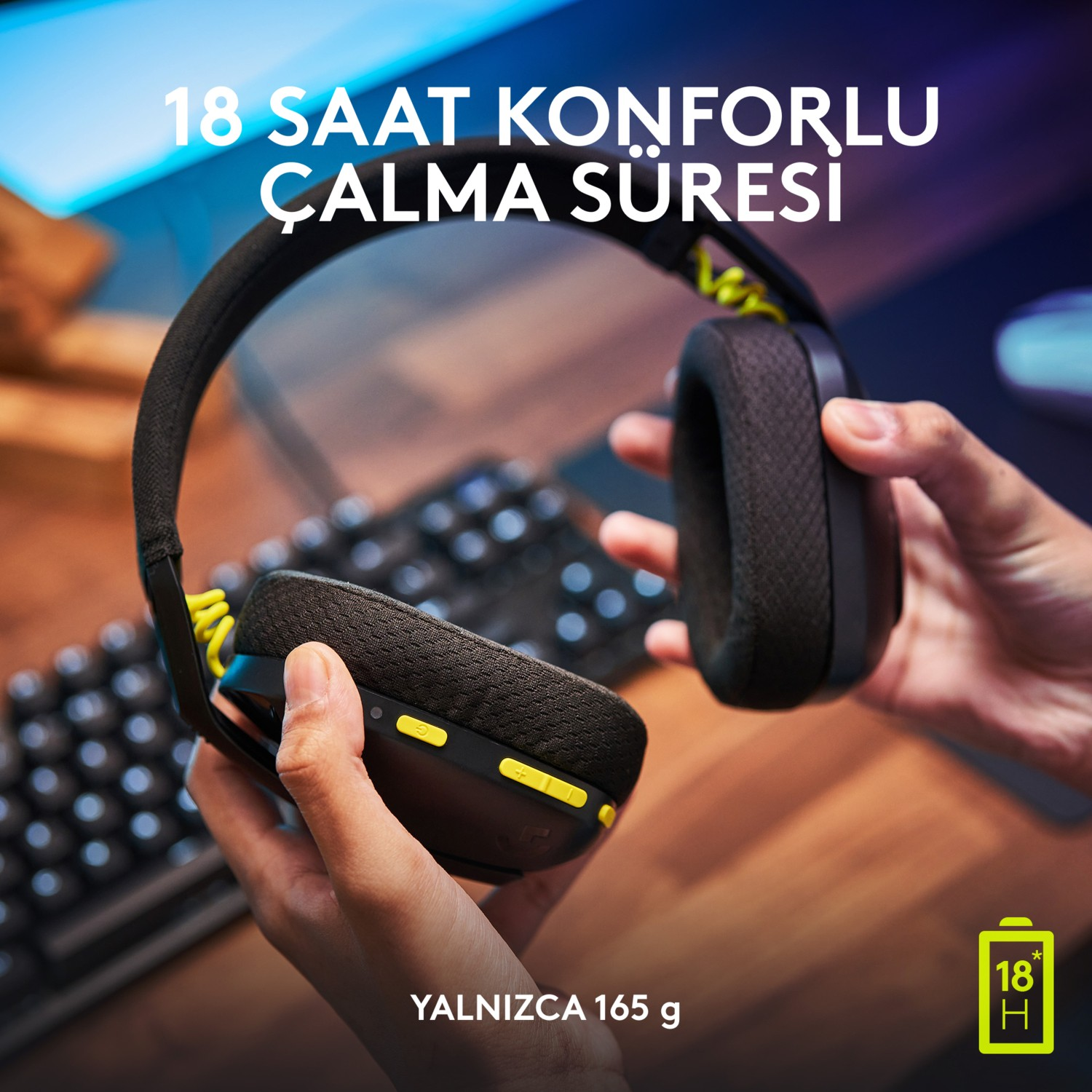 Kişi siyah kulaklık tutuyor. Metinde 18 saat konforlu çalma süresi ve sadece 165g ağırlık yazıyor.