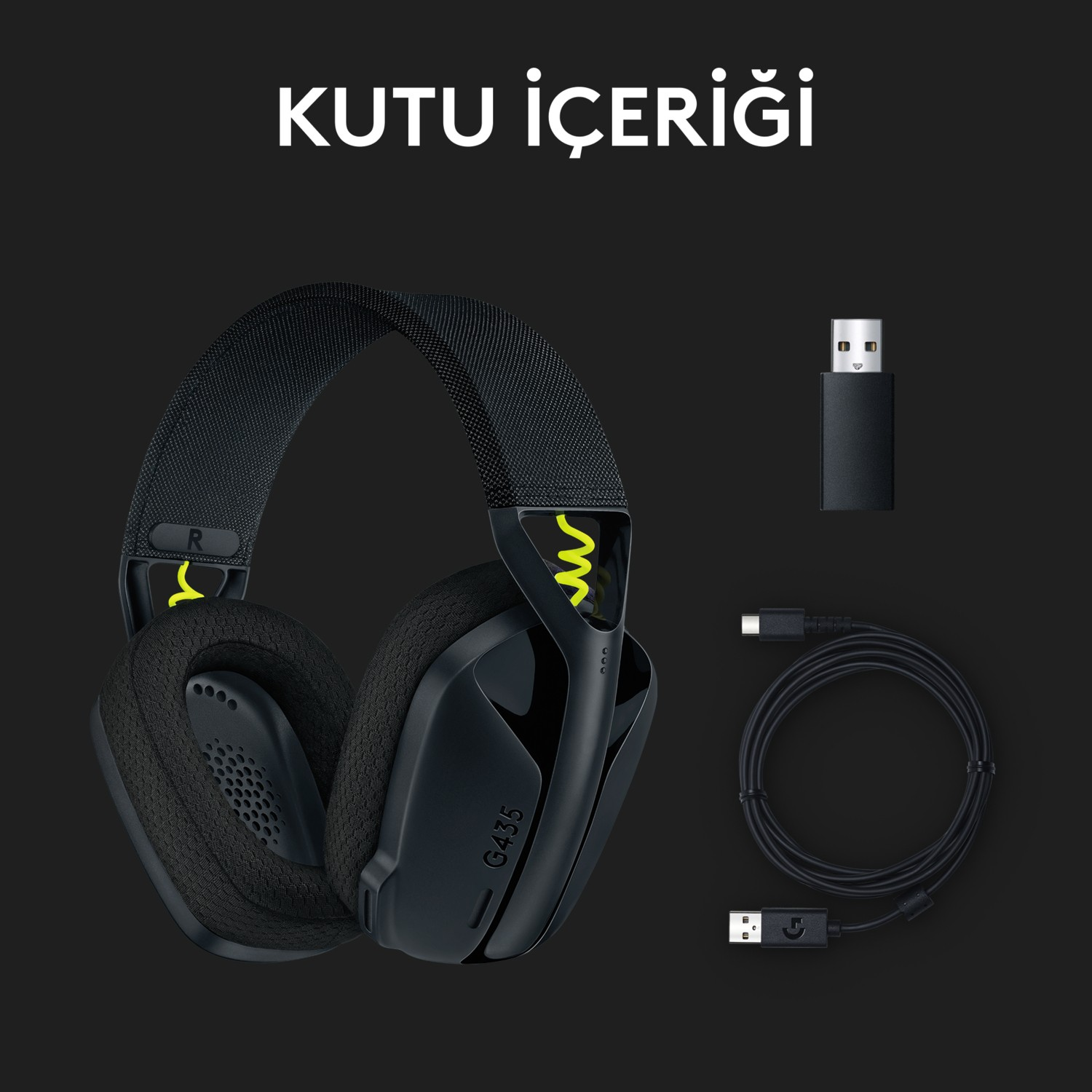 Siyah bir oyun kulaklığı, USB kablosu ve kablosuz alıcı siyah bir arka plan üzerinde duruyor.