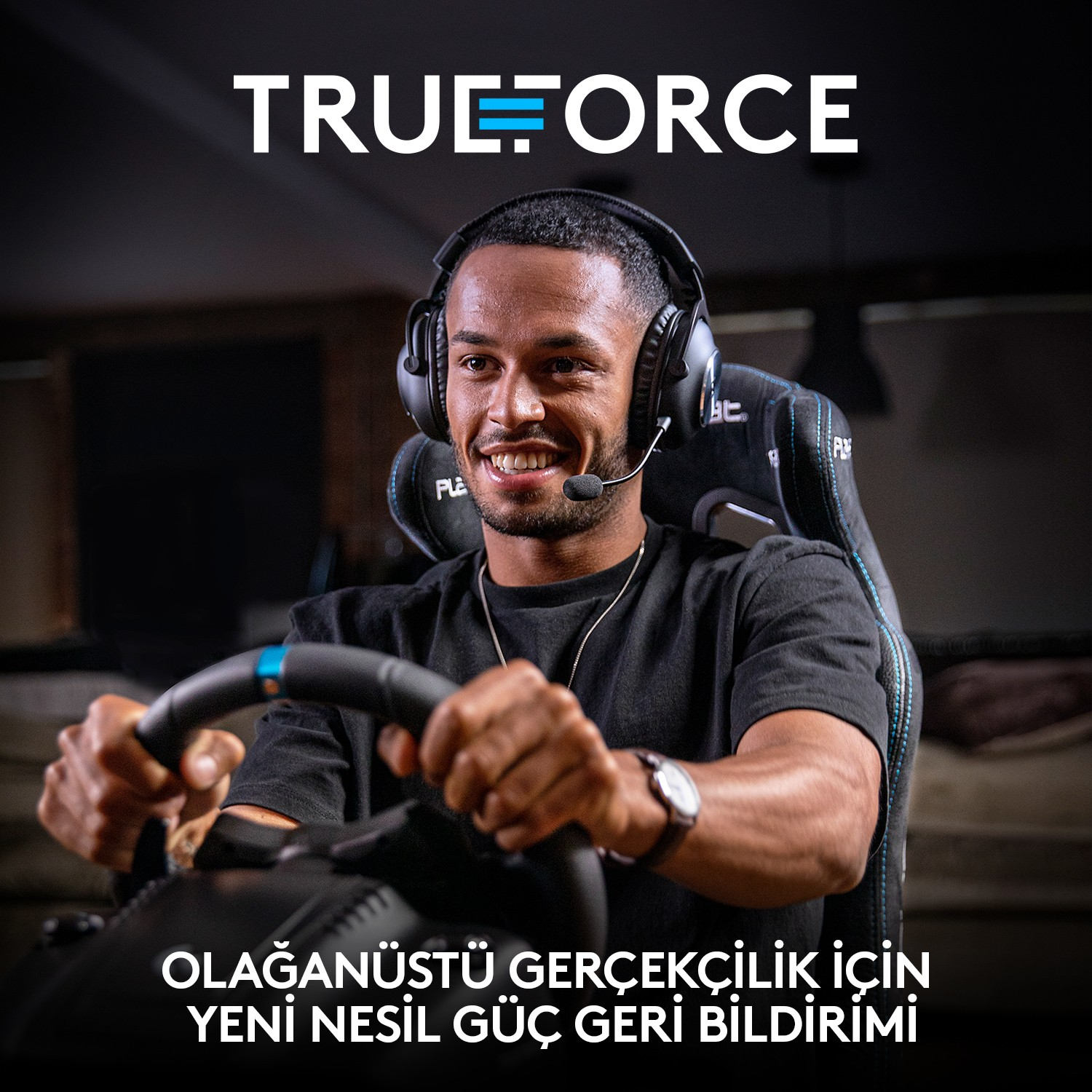 TrueForce logolu direksiyon ve kulaklık kullanan adam. Oyun kurulumunda gülümsüyor.