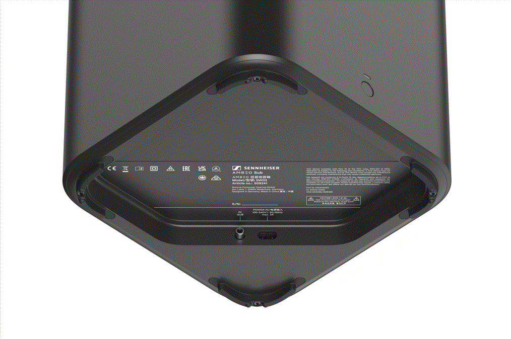 Siyah bir subwoofer'ın alt kısmı. Bir dizi bağlantı noktası ve etiketle üçgen bir şekle sahiptir.