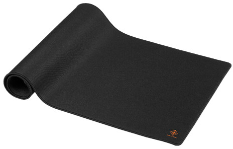 Tapis de souris noir enroulé sur une surface blanche. Logo orange en bas à droite. Bord enroulé.