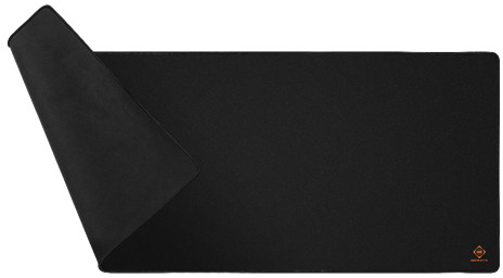 Tapis de souris noir avec un coin plié. Le tapis est sur une surface blanche. Un logo est dans le coin.