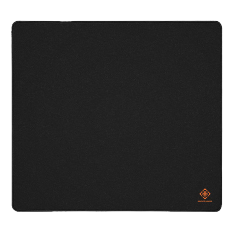 Un tapis de souris noir, avec un petit logo orange dans le coin inférieur droit. Le tapis a une texture lisse.