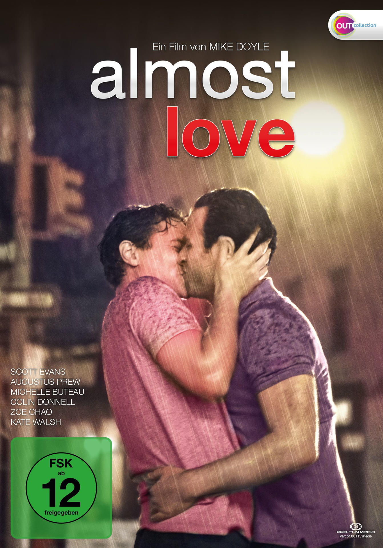 Filmcover mit zwei sich küssenden Männern im Regen. Titel: Almost Love. FSK 12 Bewertung unten links.