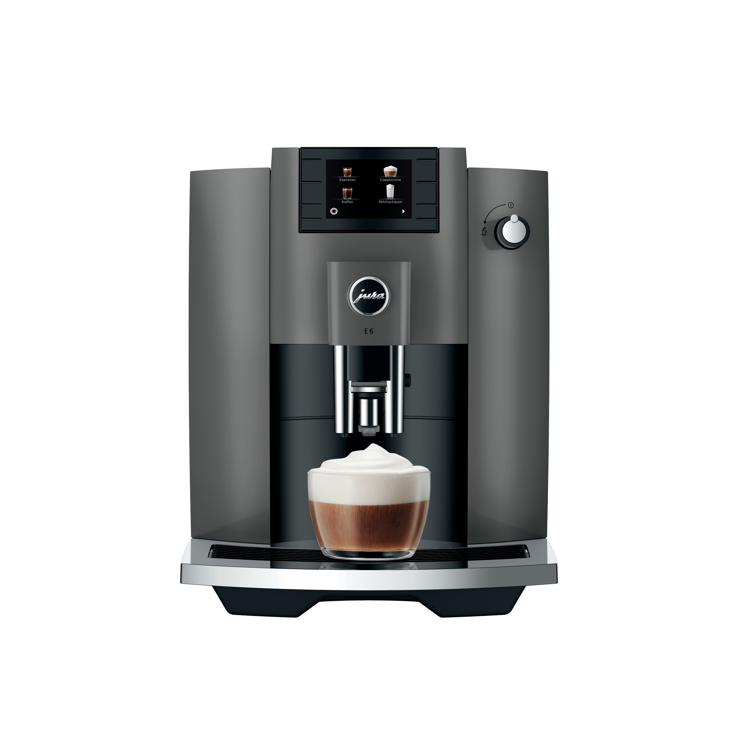 Eine dunkelgraue Jura E6 Espressomaschine. Unter dem Auslauf steht eine Tasse Kaffee. Weißer Hintergrund.